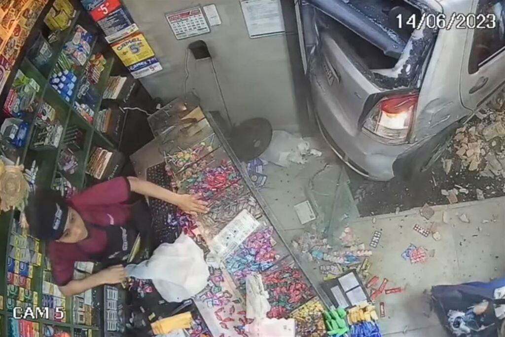 VÍDEO: carro desgovernado invade padaria e quase atinge criança em MG