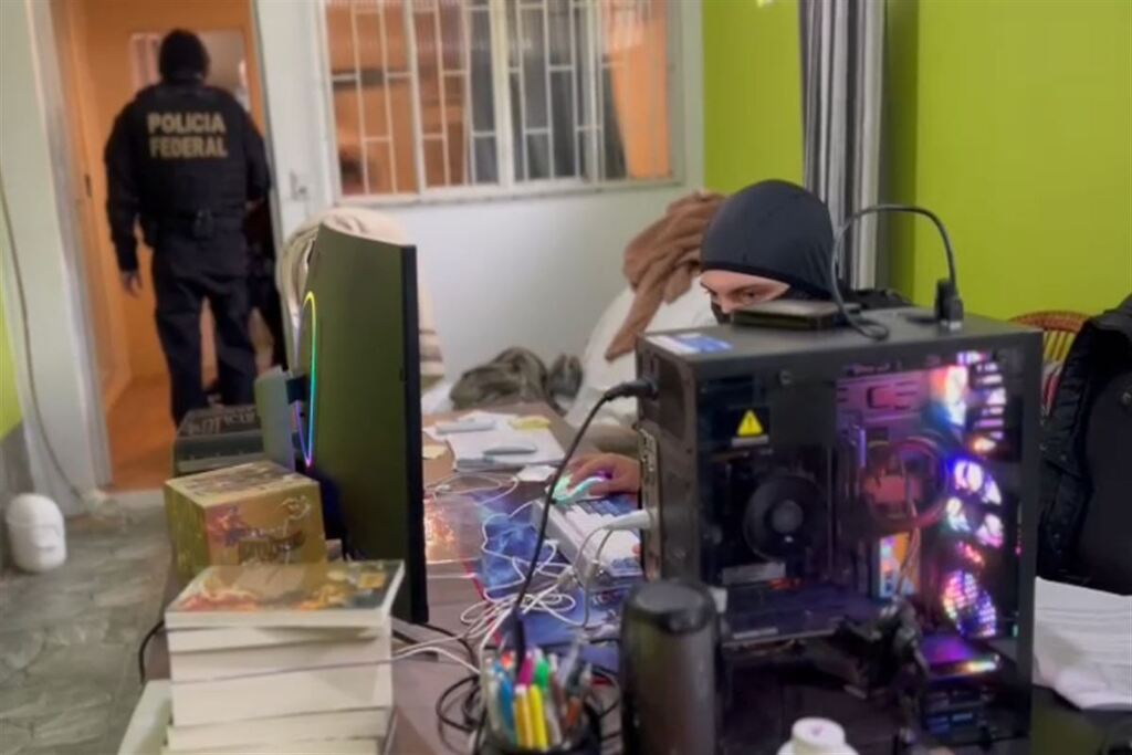 título imagem Professor é preso em operação da Polícia Federal por guardar e enviar pornografia infantil