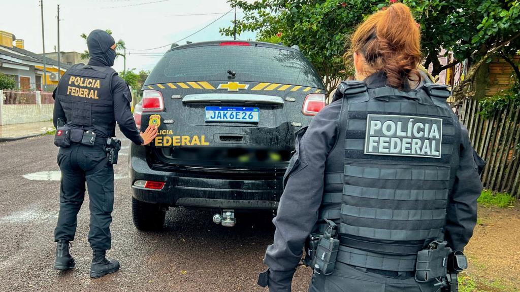 Professor é preso em operação da Polícia Federal por guardar e enviar pornografia infantil