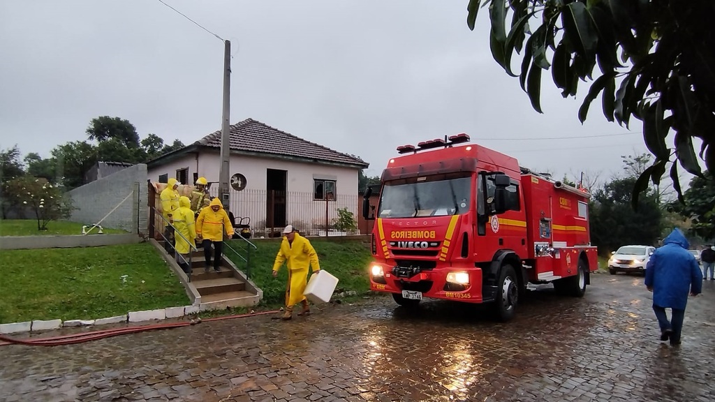 título imagem Corpo de mulher de 63 anos é encontrado em casa incendiada em Júlio de Castilhos