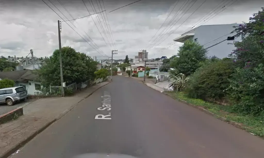 Bebê é encontrado sozinho na rua durante a noite enquanto a mãe dormia