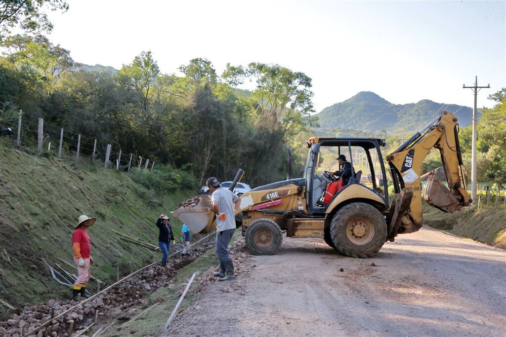 Deni Zolin: chuva atrapalha, mas promessa é concluir 8,5 km da estrada de São Martinho da Serra ainda este ano