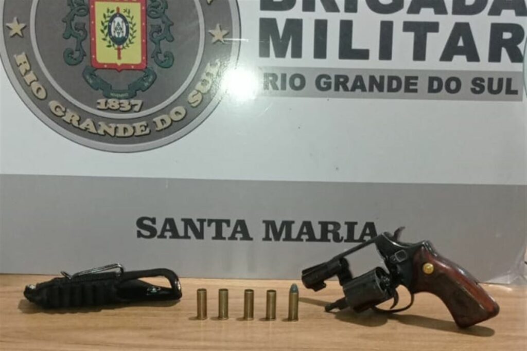 Motorista é preso por embriaguez e passageiro por ofender policiais e por porte de arma em Santa Maria