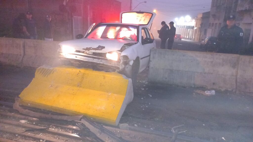 Motorista sem carteira de habilitação bate e derruba barreira da linha férrea em Santa Maria