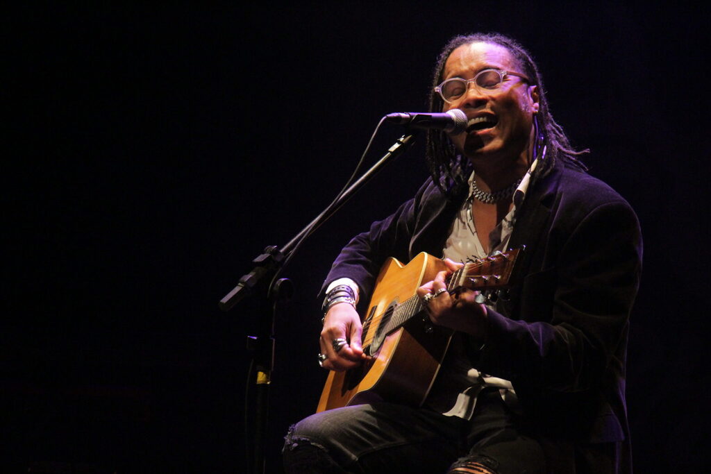 Com grande público, Serginho Moah se apresenta no Theatro Treze de Maio