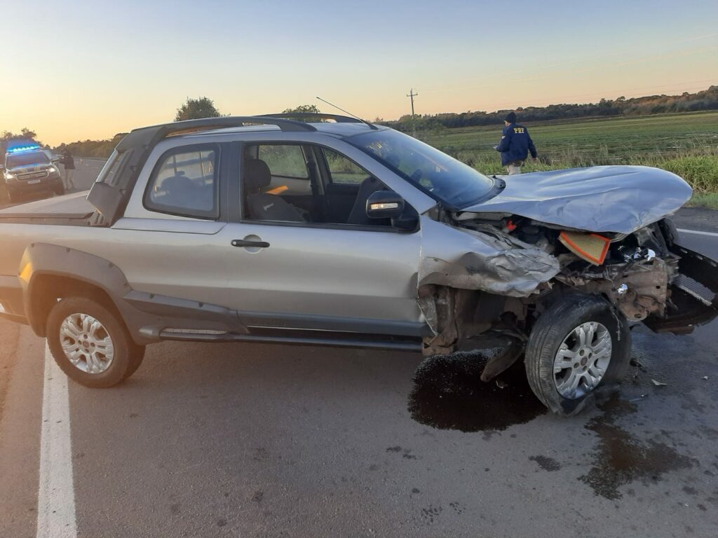 Após tentativa de ultrapassagem, caminhonete colide com carro na BR-287