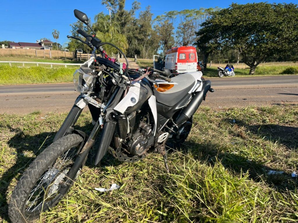 Casal fica ferido após colisão entre motocicleta e cavalo na BR-287, em Santa Maria