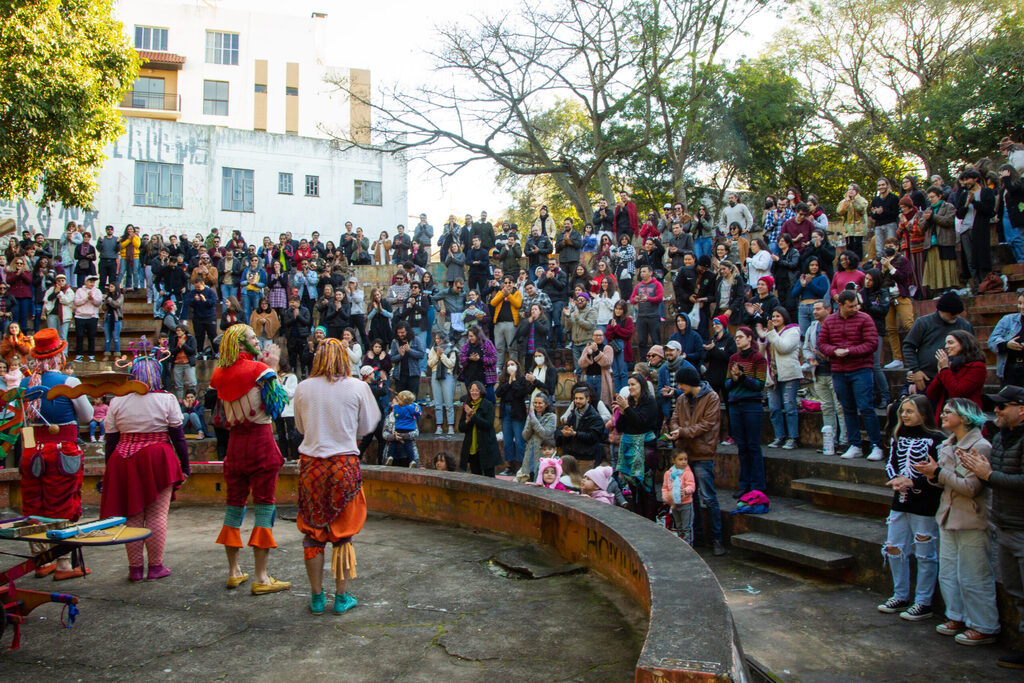 No Dia dos Namorados, espetáculo Amores aos Montes e Viva o Campus reúnem dezenas de pessoas