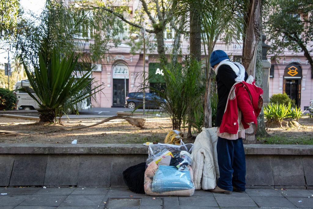 Cerca de 150 pessoas em vulnerabilidade social recebem agasalhos durante o “mutirão de inverno”