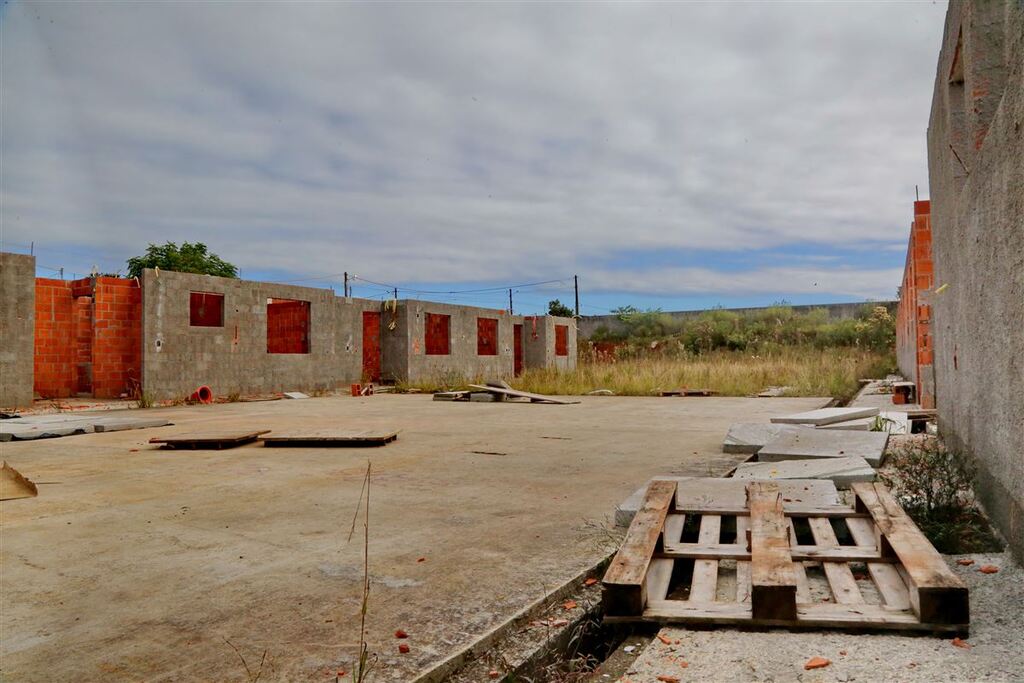 Obras inacabadas: escolas Monte Bello E Santa Marta