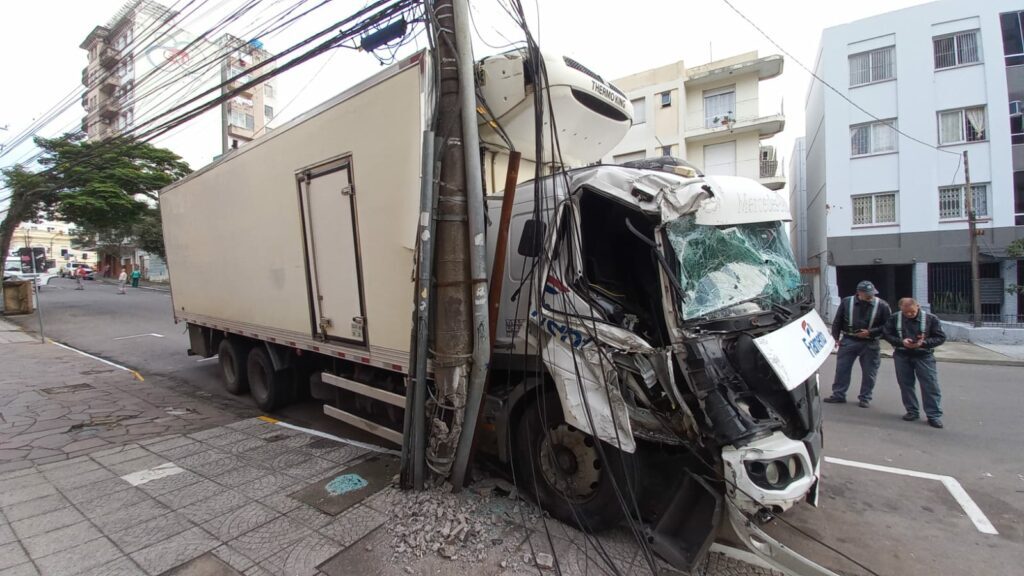 Motorista perde o controle e colide em poste na região central de Santa Maria