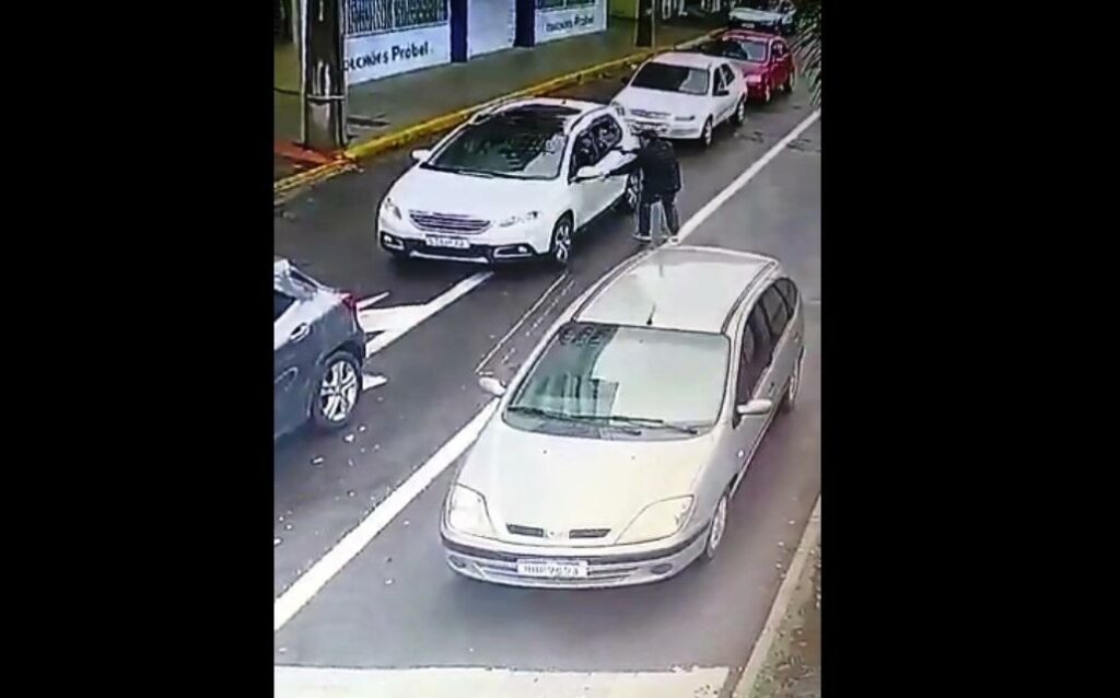 Após motorista ser baleado em assalto, especialistas orientam sobre como agir