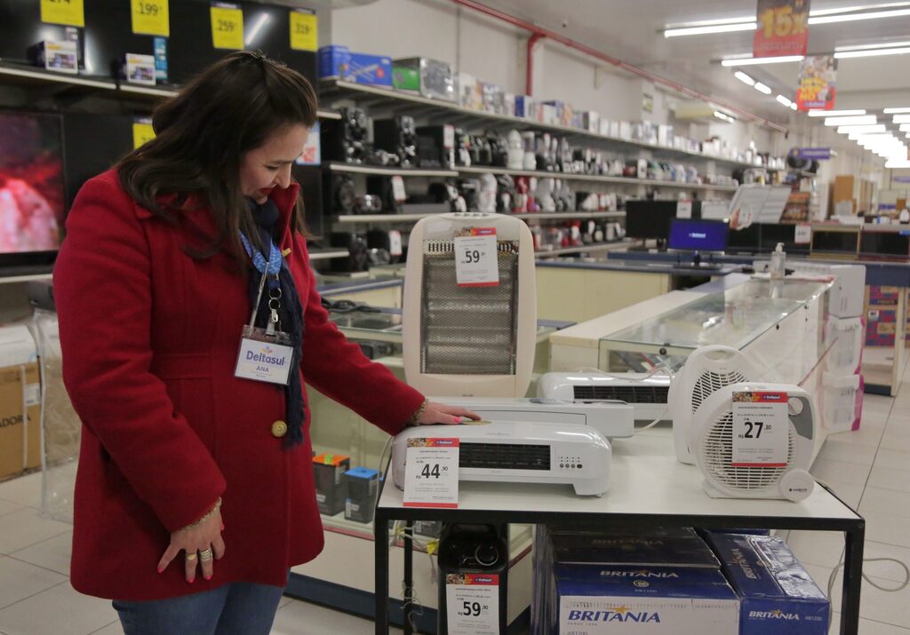 Procura por aquecedores cresce no frio, e preços também sobem