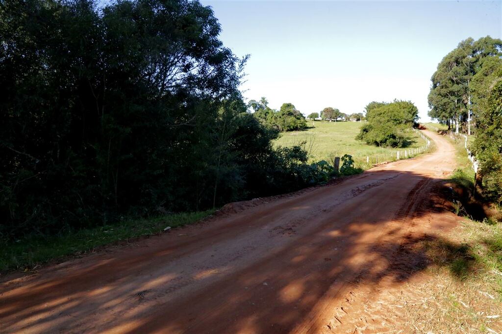 Falta de sinalização em ponte interditada, no distrito de Pains, coloca comunidade em risco