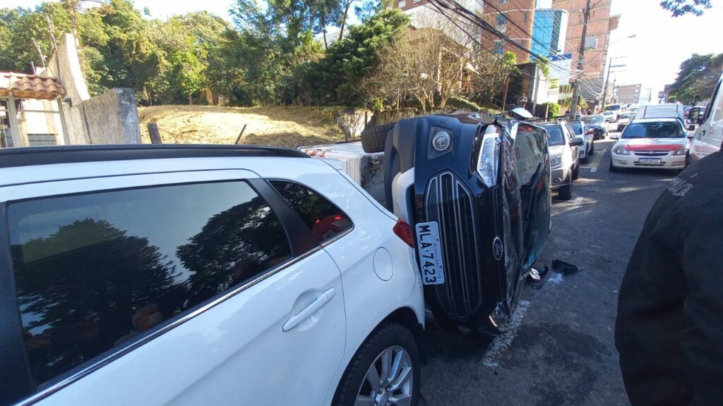 Motorista colide em dois carros e capota na Rua Floriano Peixoto, em Santa Maria