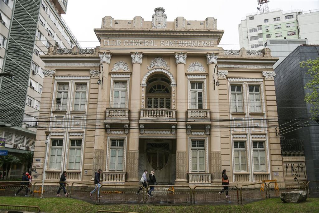 Para evitar colapso na estrutura, laudo será elaborado para reformar telhado do Clube Caixeiral