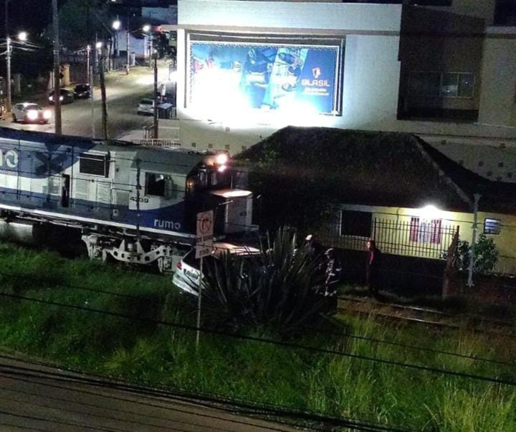 VÍDEO: carro invade linha e é arrastado por trem em Cruz Alta