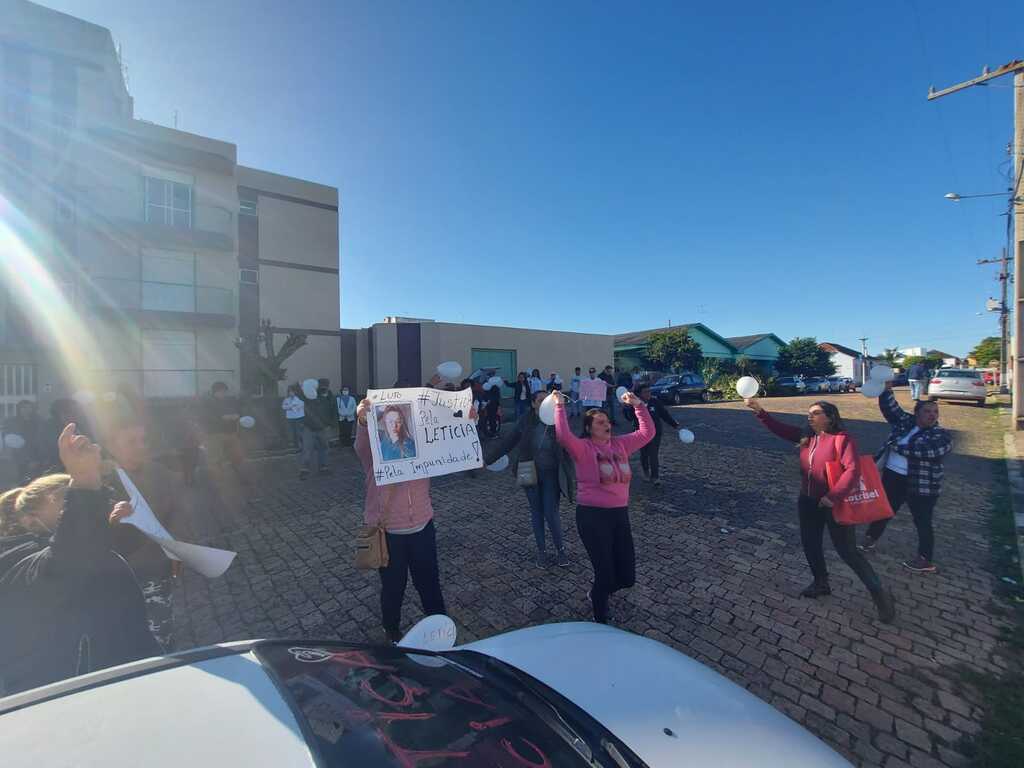 Familiares e amigos de jovem assassinada em São Sepé fazem protesto