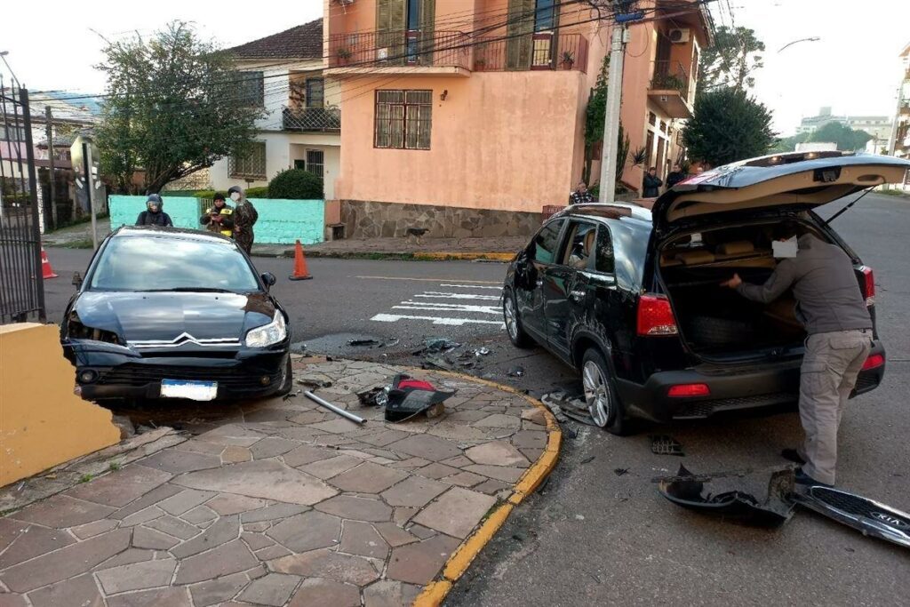 Veículos colidem na manhã de segunda-feira em rua do Bairro Passo D’areia em Santa Maria