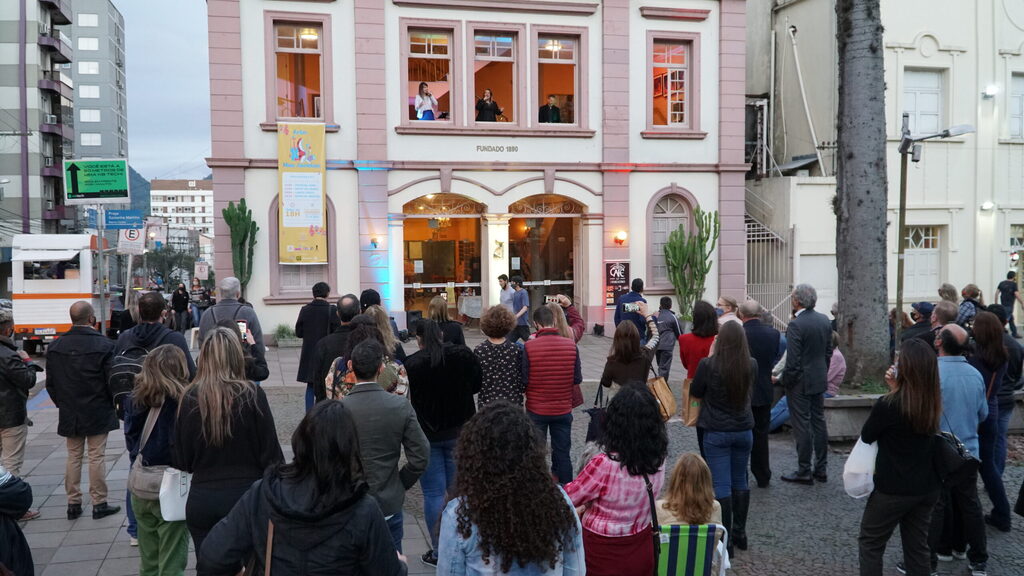 Theatro EnCena e Arte nas Janelas são adiados em razão da chuva