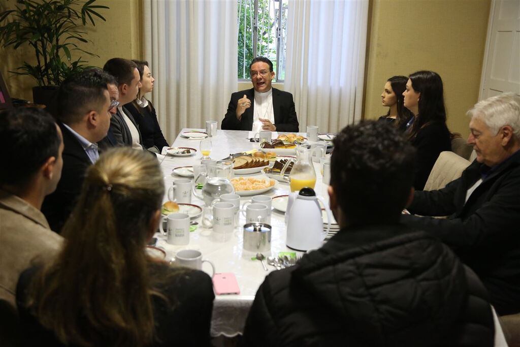 Arcebispo de Santa Maria recebe a imprensa em comemoração da Semana das Comunicações