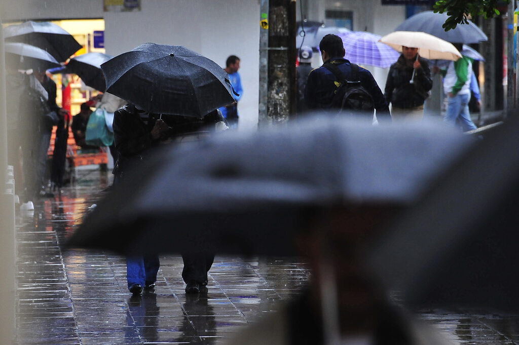 Após dias ensolarados, tempo volta a ficar instável, frio e chuvoso em Santa Maria