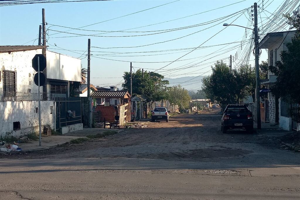 Jovem é preso com moto furtada, drogas e munições no Bairro Noal