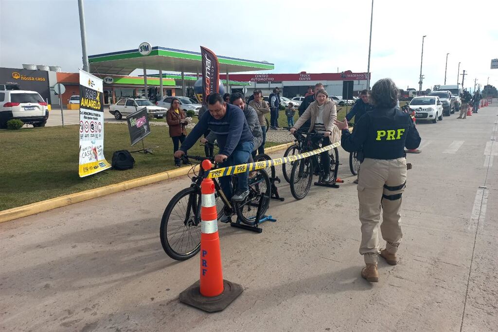 Maio Amarelo: PRF de Santa Maria realiza ação com motoristas e ciclistas
