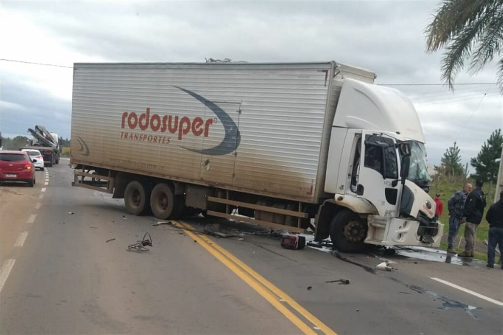 Colisão entre dois caminhões deixa motorista ferido em Restinga Sêca