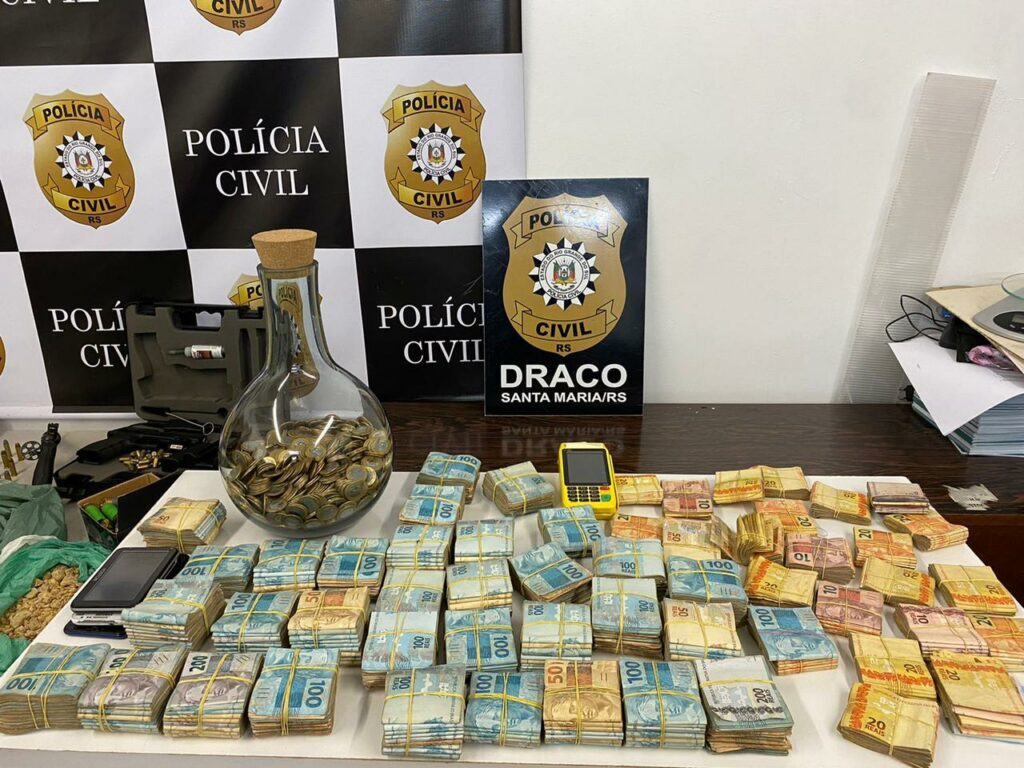 Tesoureiro de facção é preso com mais de R$ 340 mil