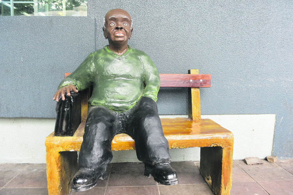 Após duas semanas, escultura em homenagem a Paulinho Bilheteiro é retirada da praça