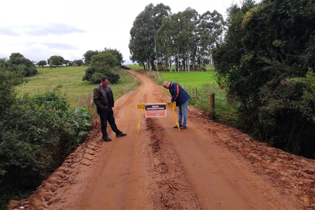 Ponte Corredor dos Freitas, no distrito de Pains, é interditada para o trânsito de veículos