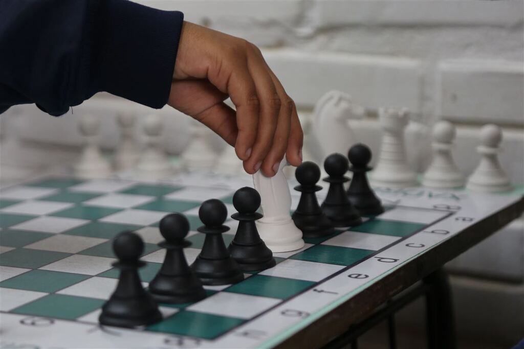 Projeto leva prática de xadrez para dentro da Escola Municipal Pinheiro Machado