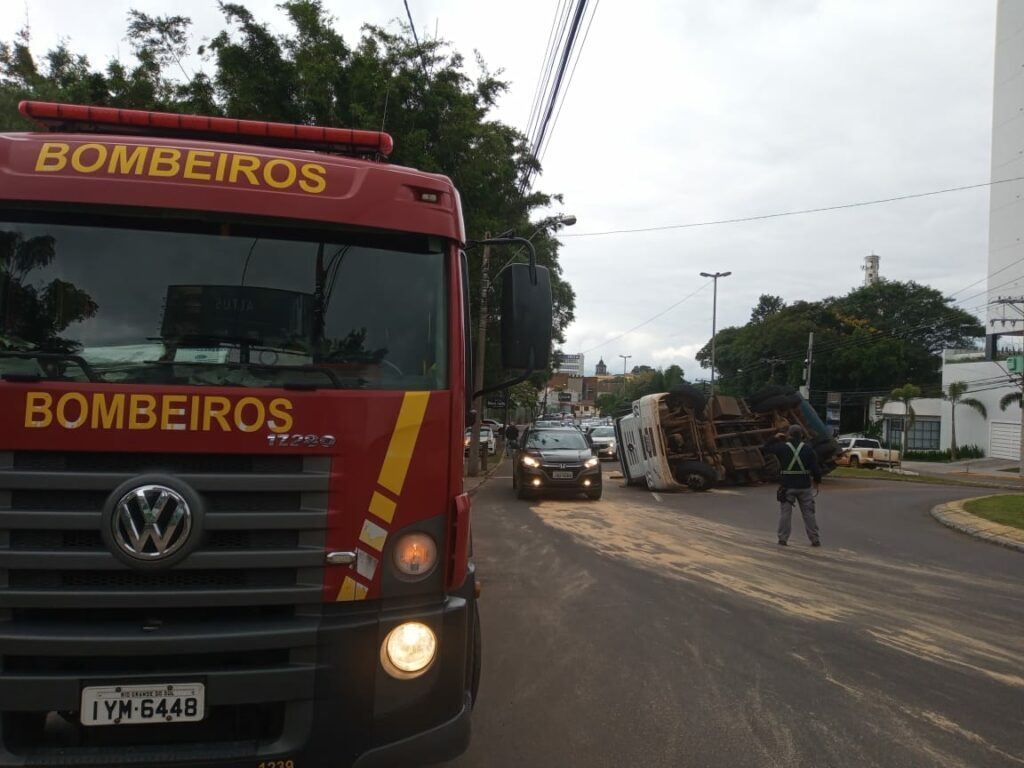 Caminhão tomba e deixa trânsito lento em avenida de Santa Maria