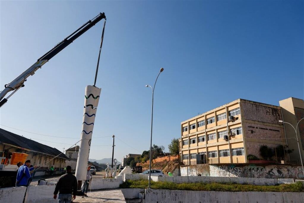 Réplica da tocha olímpica é retirada do viaduto da Gare
