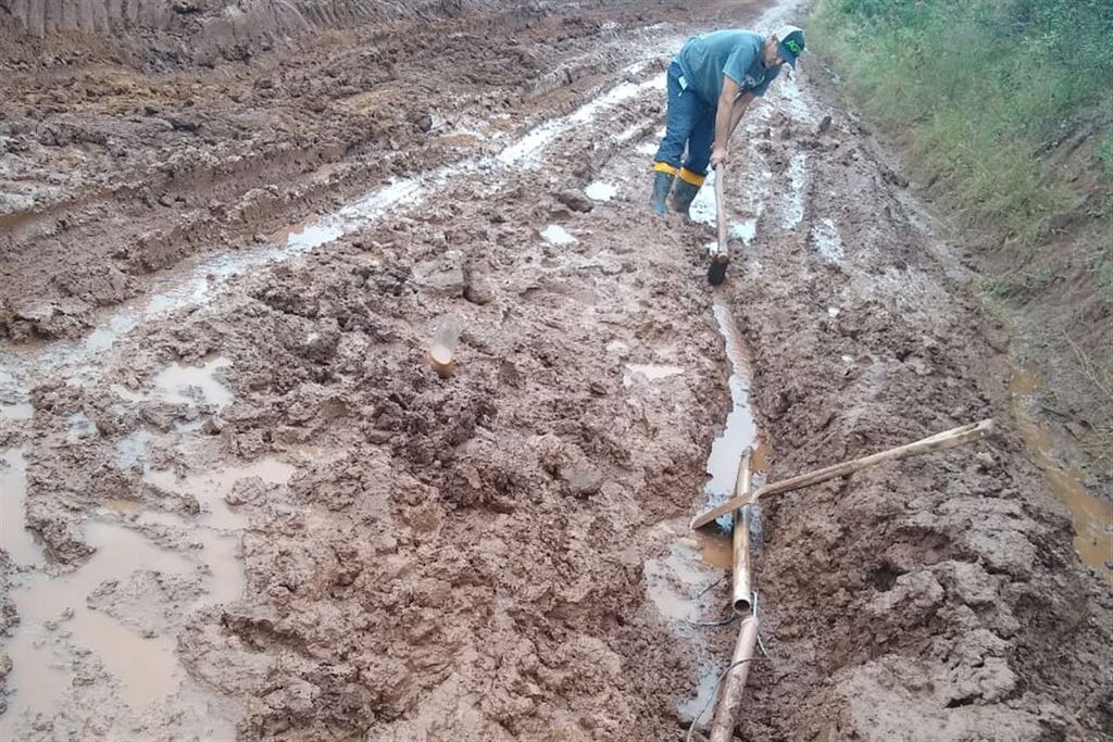 Chuva e tráfego intenso criam atoleiro em estrada do interior de São Pedro do Sul