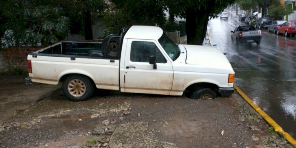 Carro cai em buraco após calçada ceder em Santa Maria