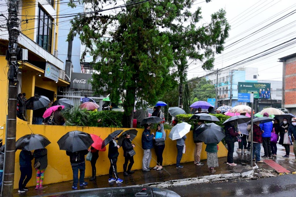 Na véspera de fim de prazo, santa-marienses chegam cedo e formam fila em cartório eleitoral