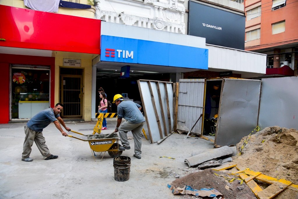 Lojistas do Calçadão se unem e cobram solução para obras