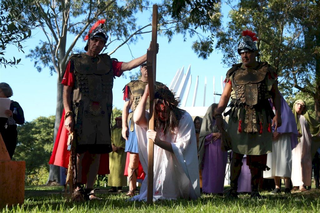 VÍDEO: Encenação da Via Sacra na Basílica da Medianeira reúne dezenas de fiéis