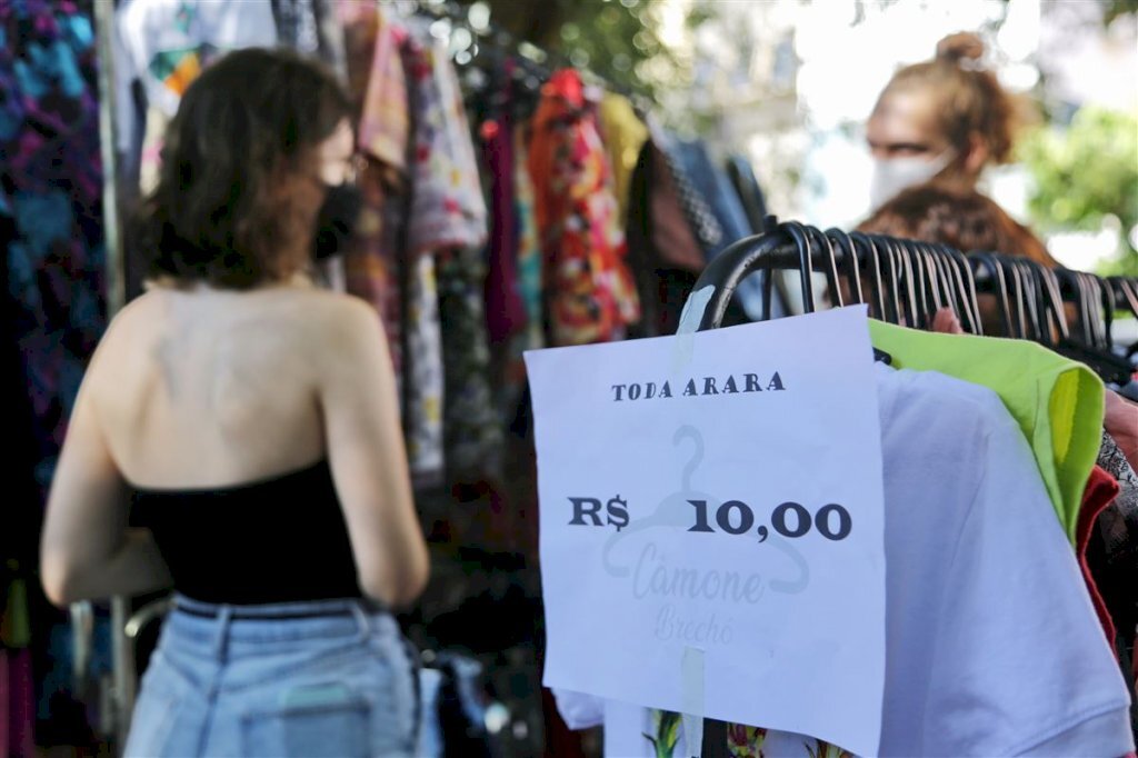 Feira dos Brechós ocorre neste sábado na Praça Saldanha Marinho