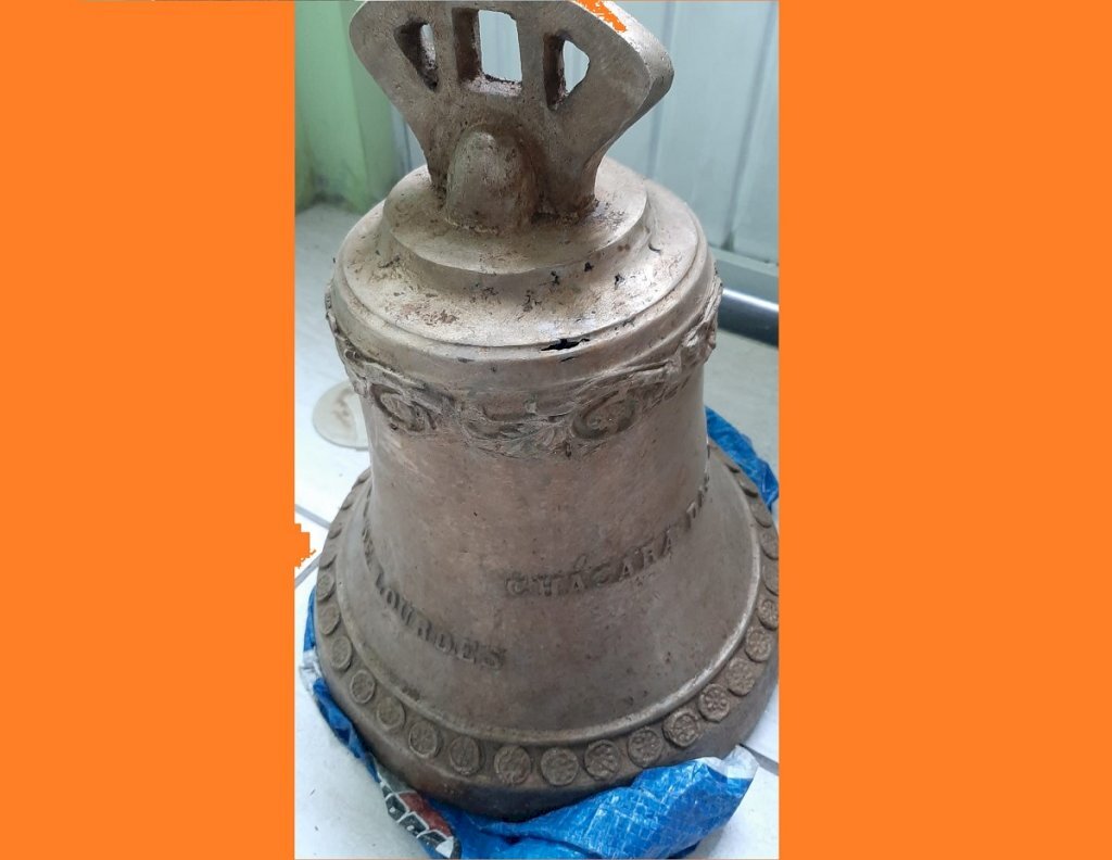 Sino furtado da Capela Nossa Senhora de Lourdes aparece no pátio da igreja