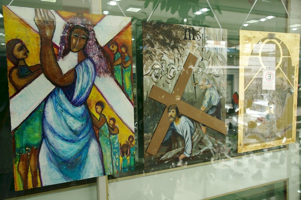 Exposição faz releitura das 15 estações da Via Sacra
