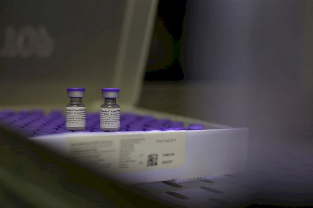 Pfizer testa vacina pneumocócica junto com dose de reforço da Covid-19