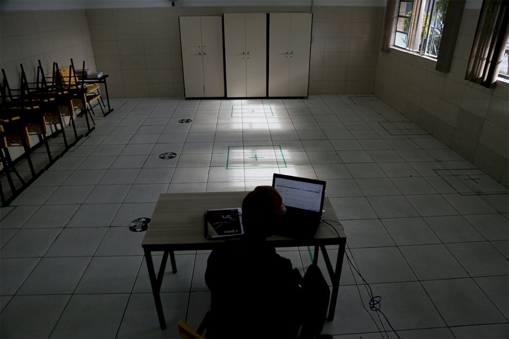 Sem aulas presenciais, alunos vão à escola usar computador e internet