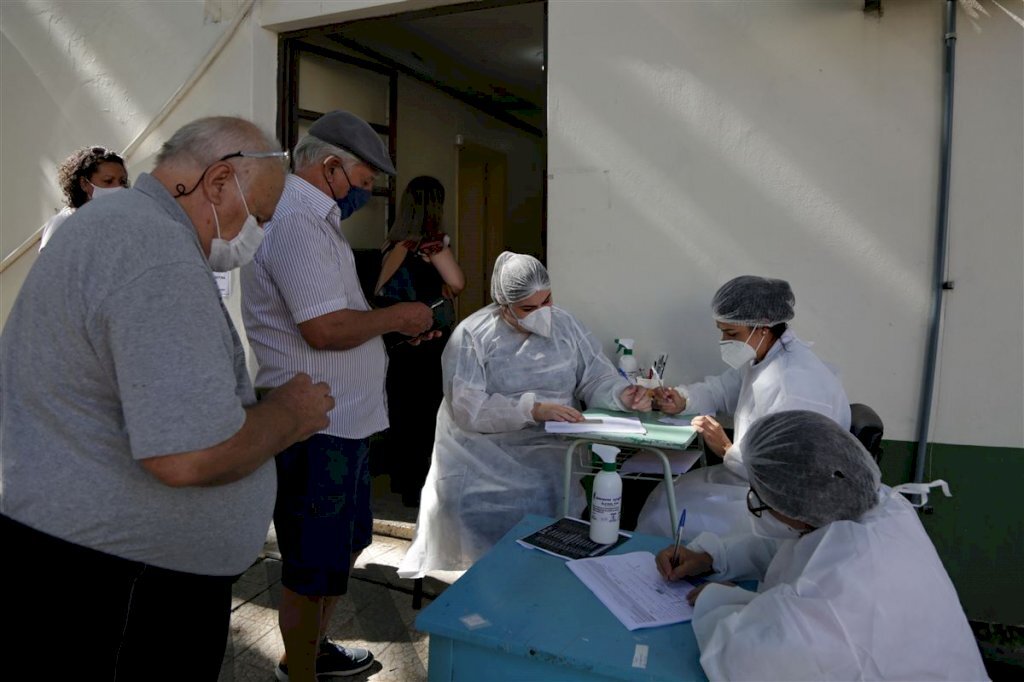 Idosos que não tomaram a 2ª dose devem procurar a Policlínica Erasmo Crossetti