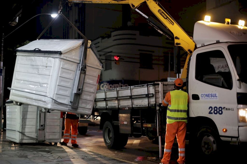 Contêineres são removidos da Acampamento para ruas transversais