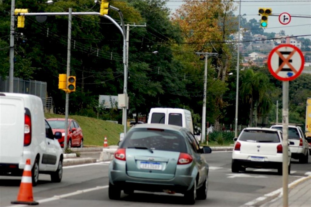 Semáforo na Hélvio Basso começa a funcionar