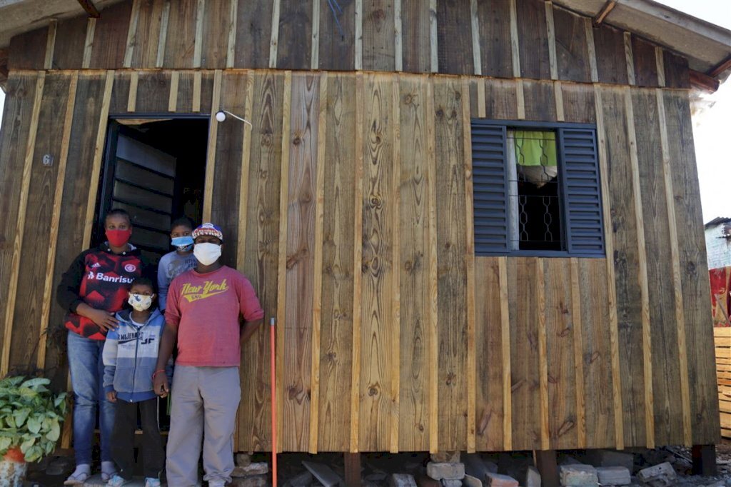 VÍDEO: amigos e vizinhos fazem mutirão para ajudar família a reconstruir casa