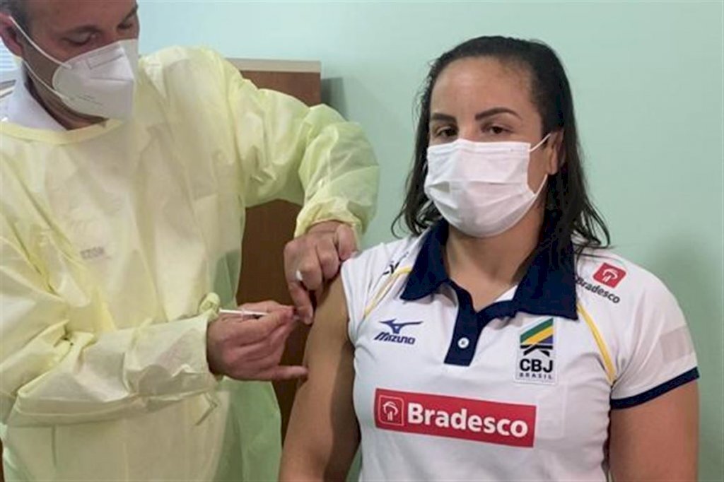 Maria Portela recebe a primeira dose da vacina contra o coronavírus